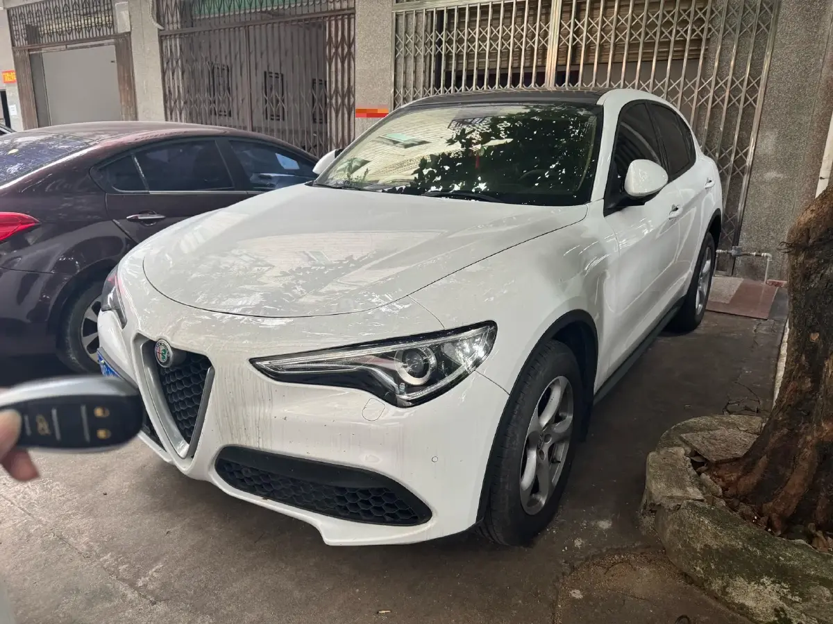 2017 Alfa Romeo Stelvio 2.0T 200HP L4 8AT