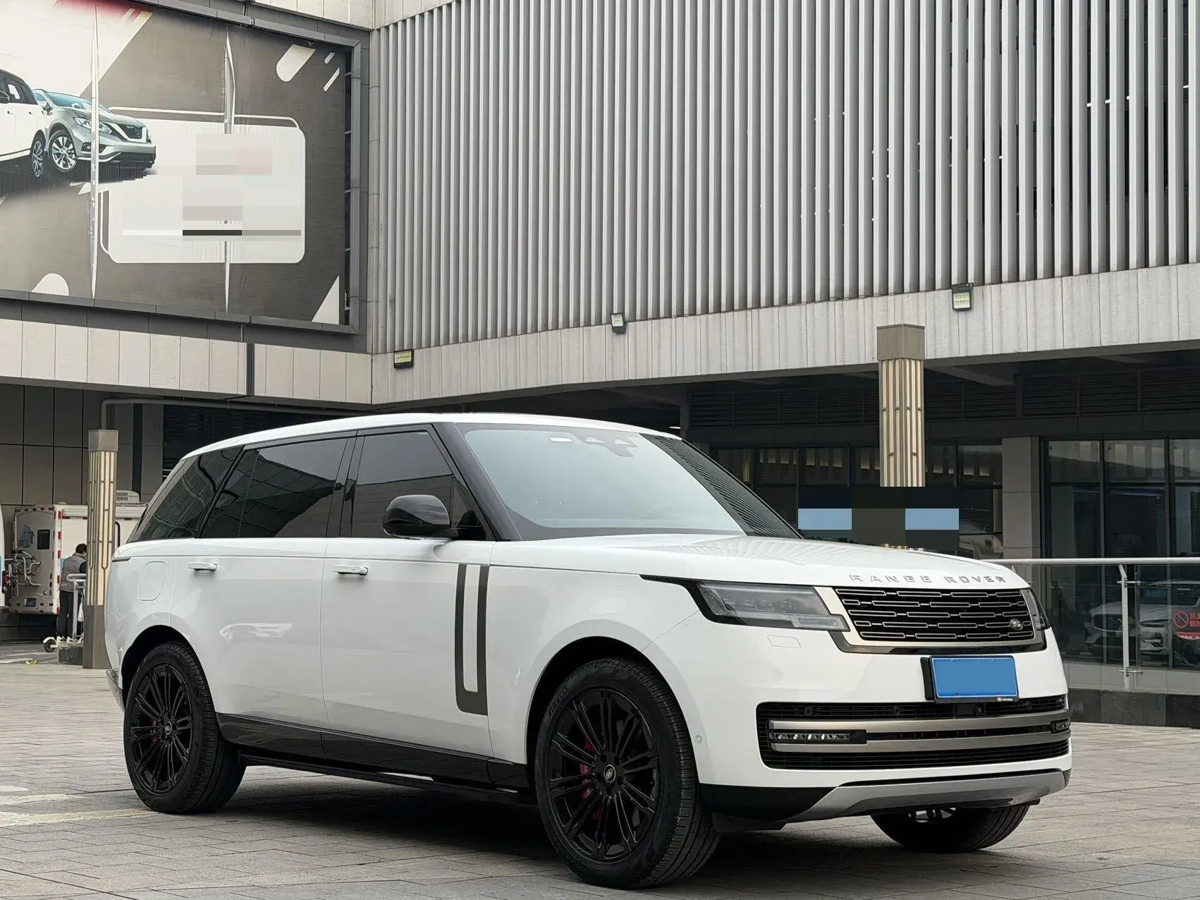 2024 LAND ROVER thumbnail 3