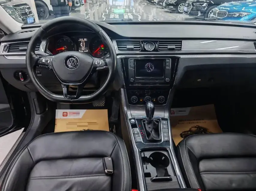 2017 VOLKSWAGEN PASSAT thumbnail 3