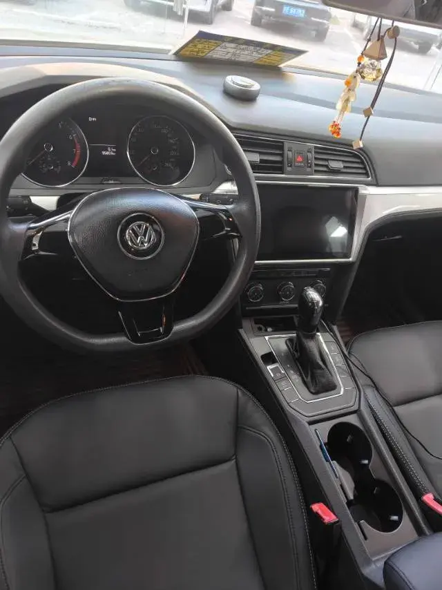 2017 VOLKSWAGEN LAMANDO thumbnail 3