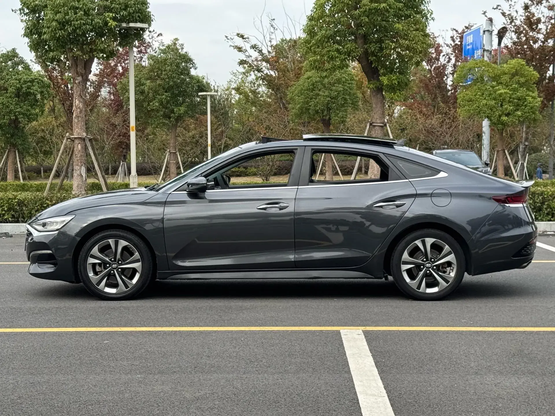 2019 HYUNDAI LA thumbnail 4