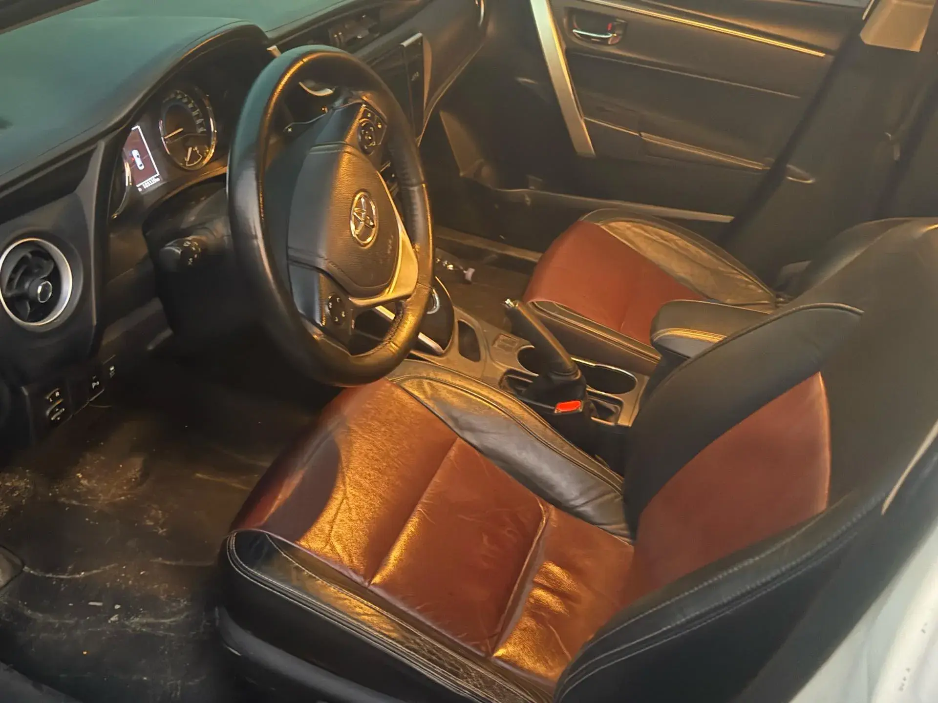 2017 TOYOTA COROLLA thumbnail 3