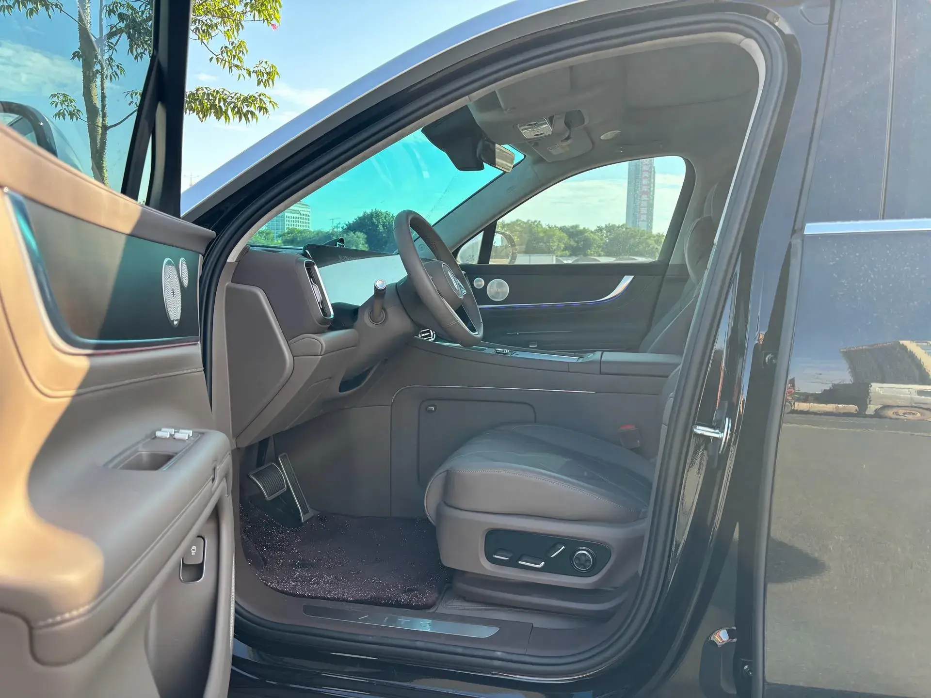 2025 AITO AITO thumbnail 4