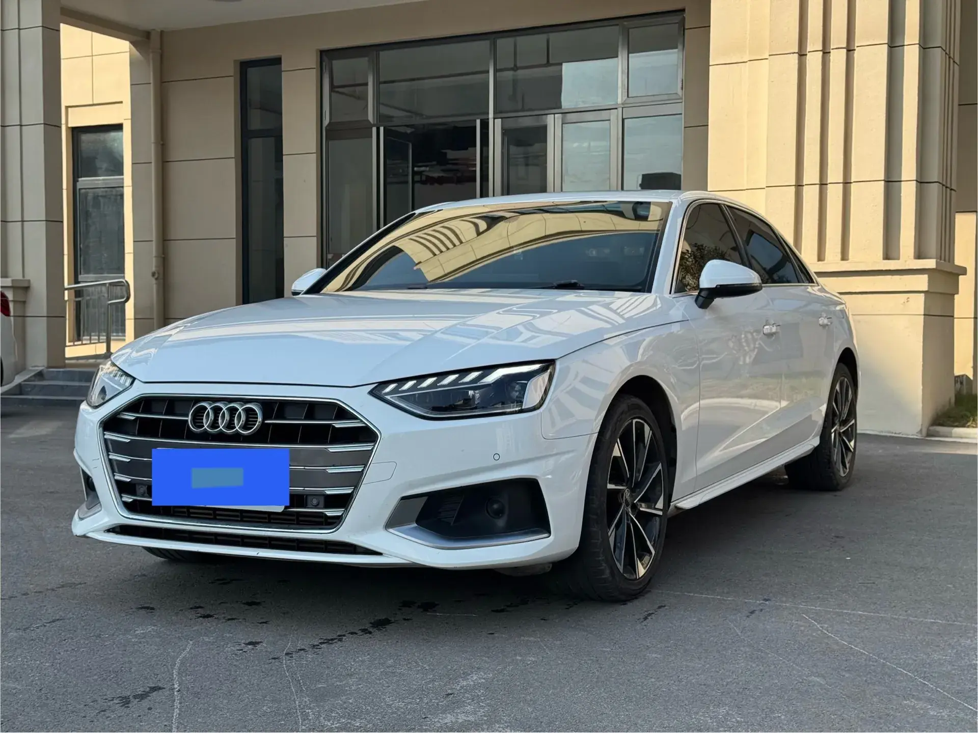 2022 AUDI A4L view 1