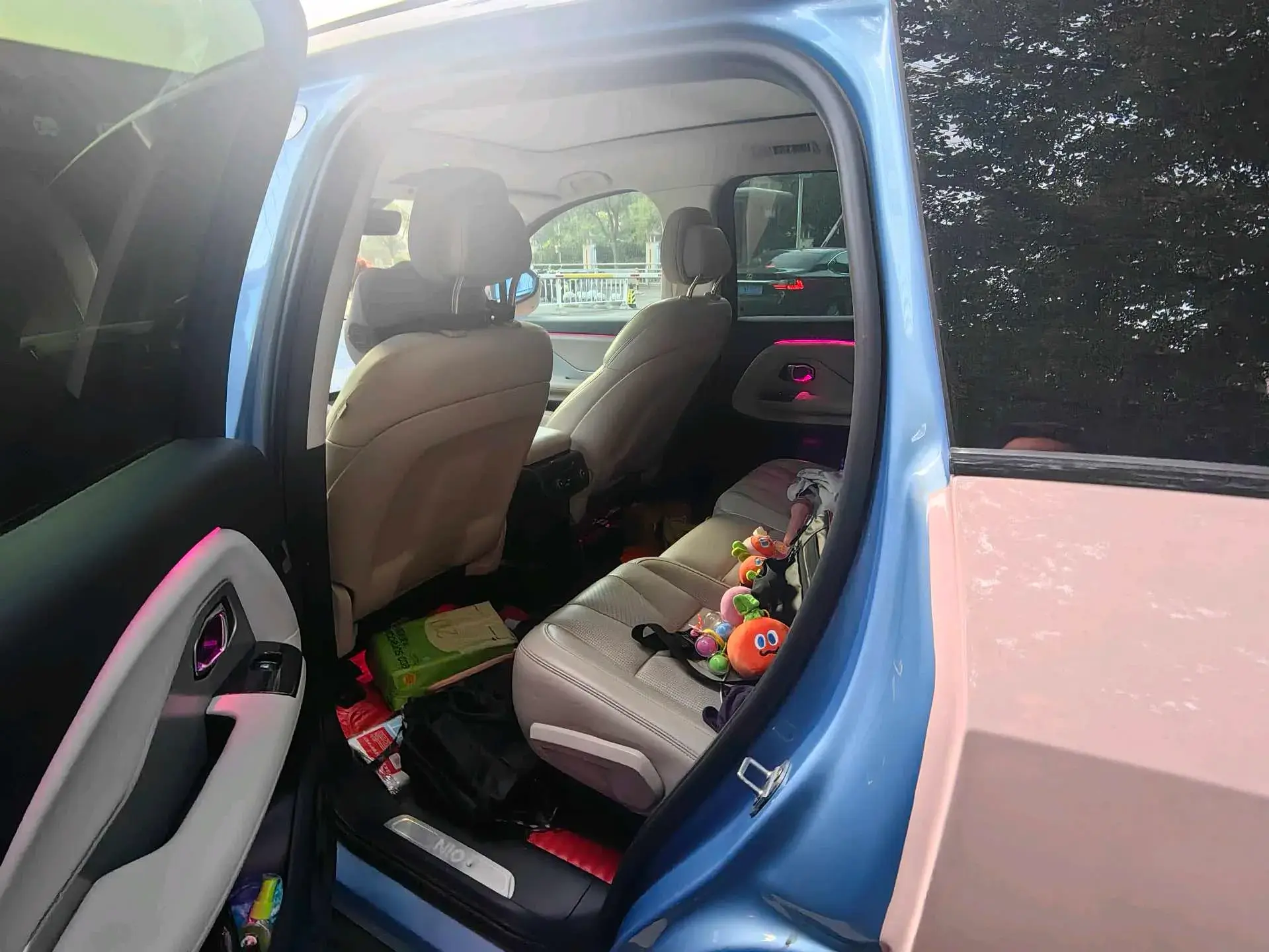 2018 NIO ES8 thumbnail 4