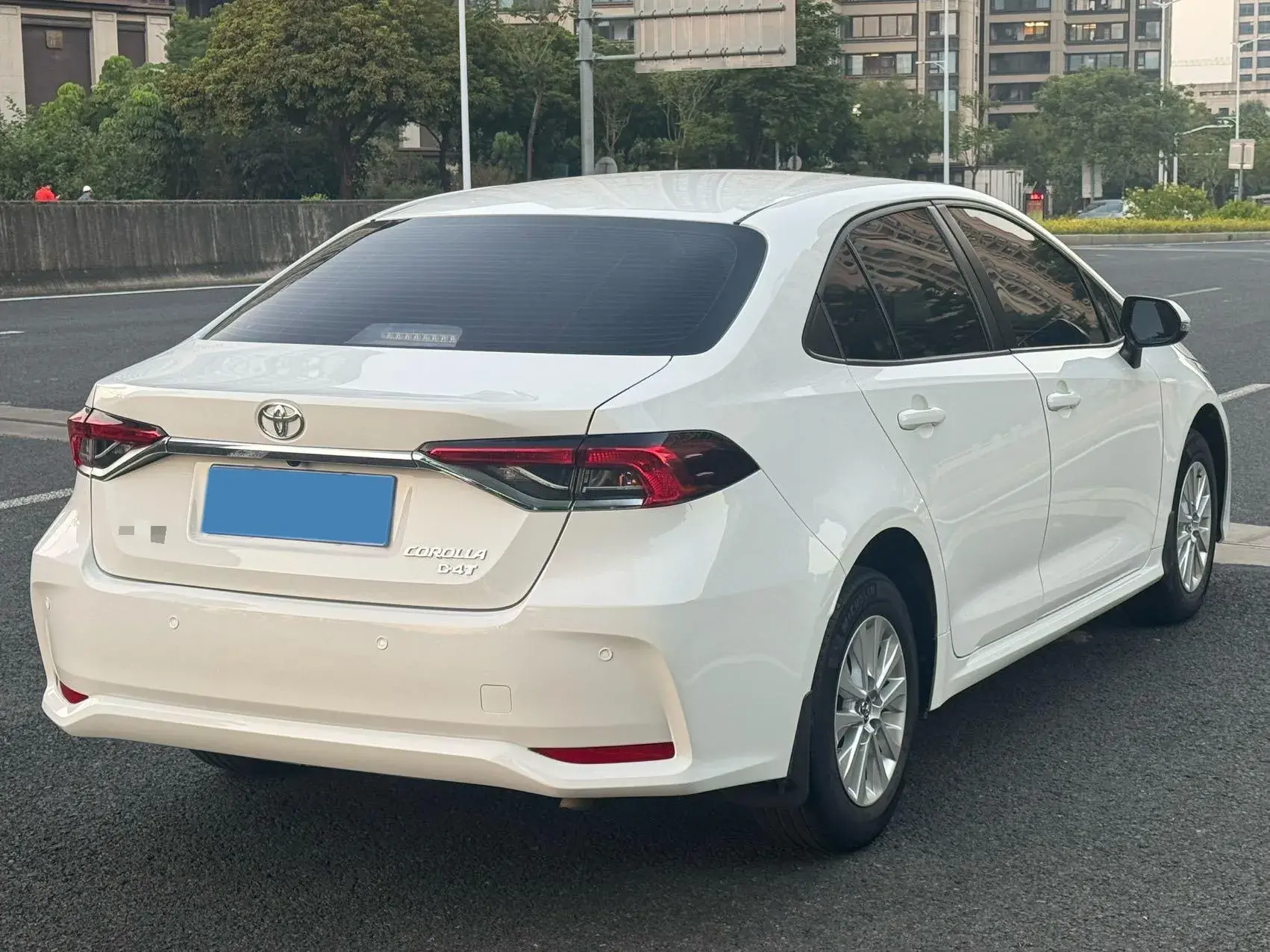 2019 TOYOTA COROLLA thumbnail 3