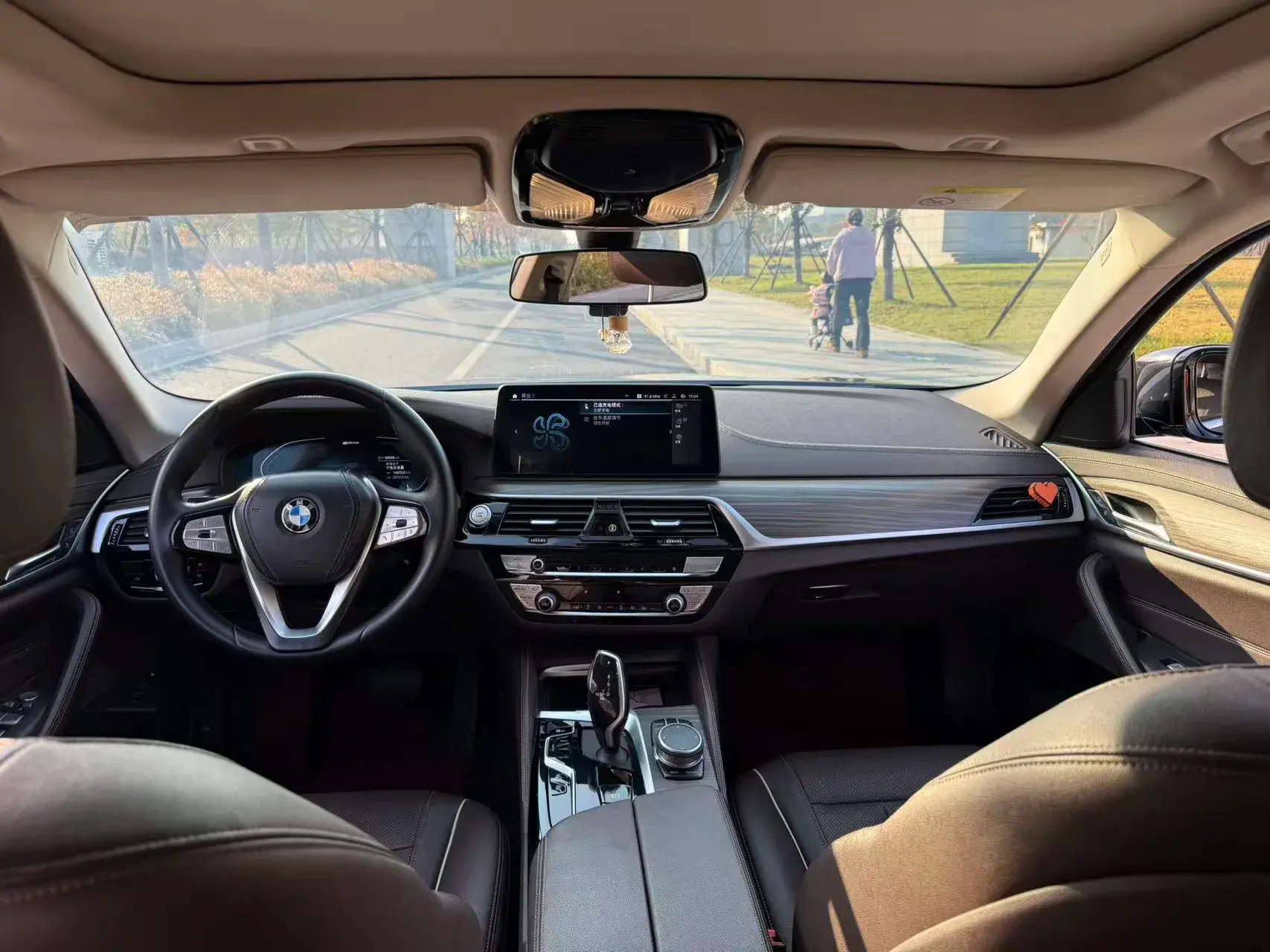 2021 BMW 5 thumbnail 4