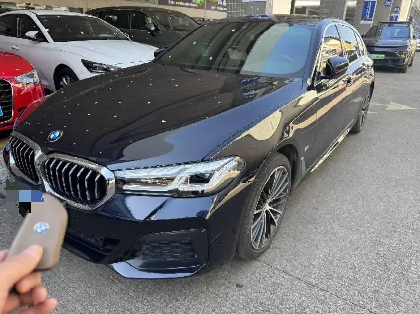 2022 BMW 5 view 1
