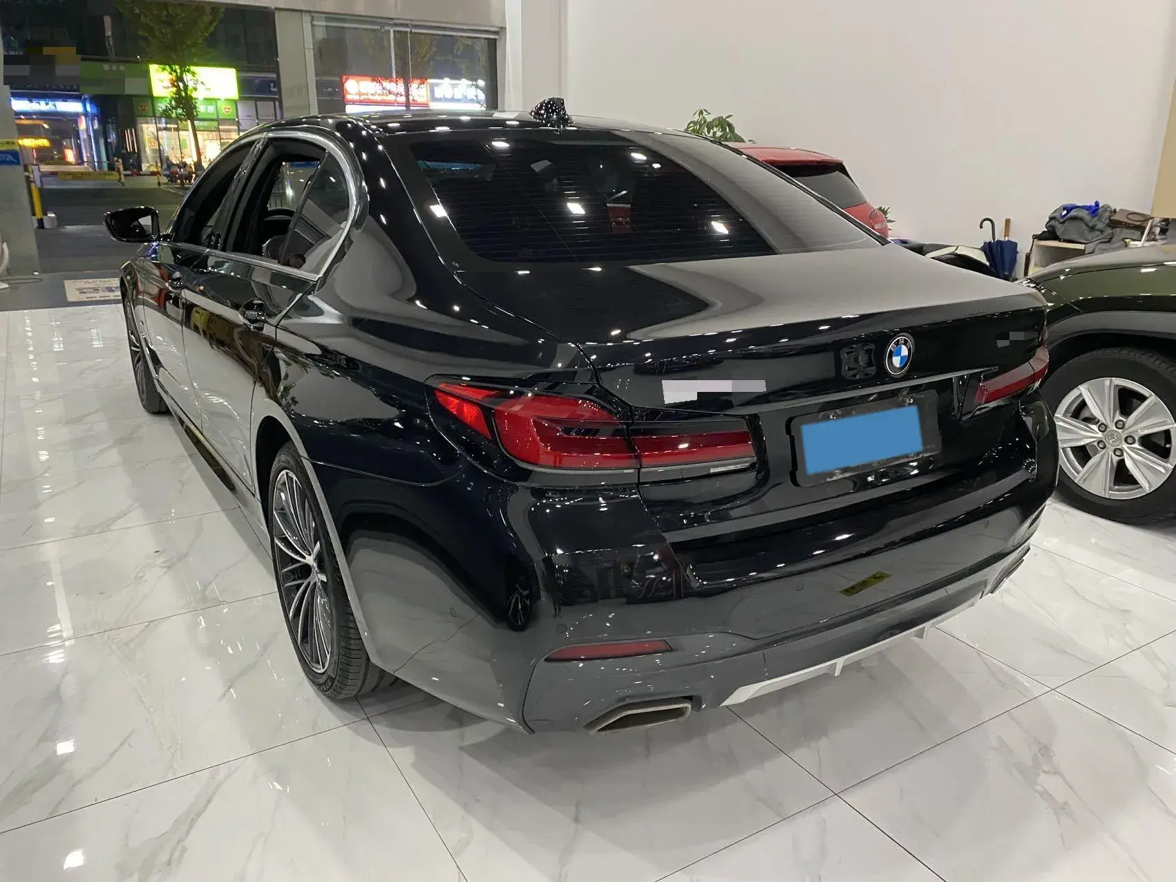 2023 BMW 5 thumbnail 3
