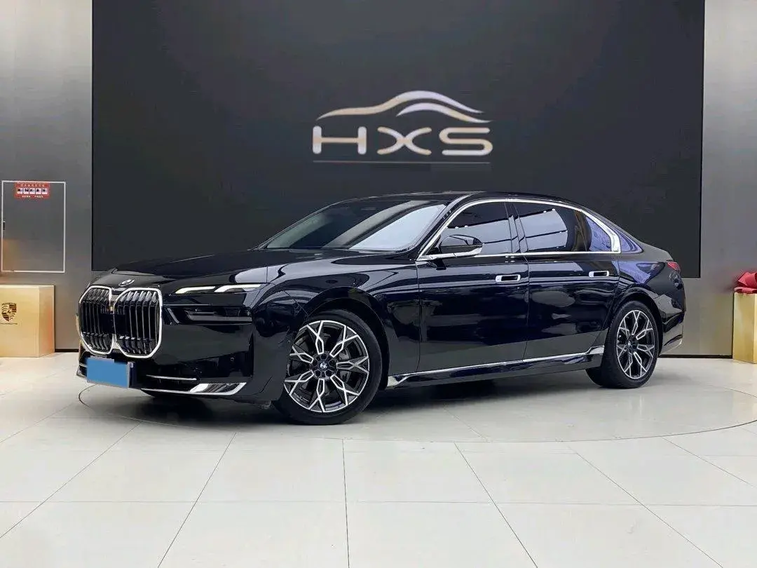 2023 BMW 7 view 1