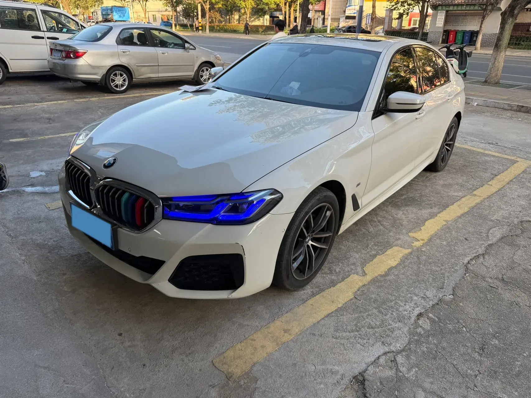 2022 BMW 5 view 1