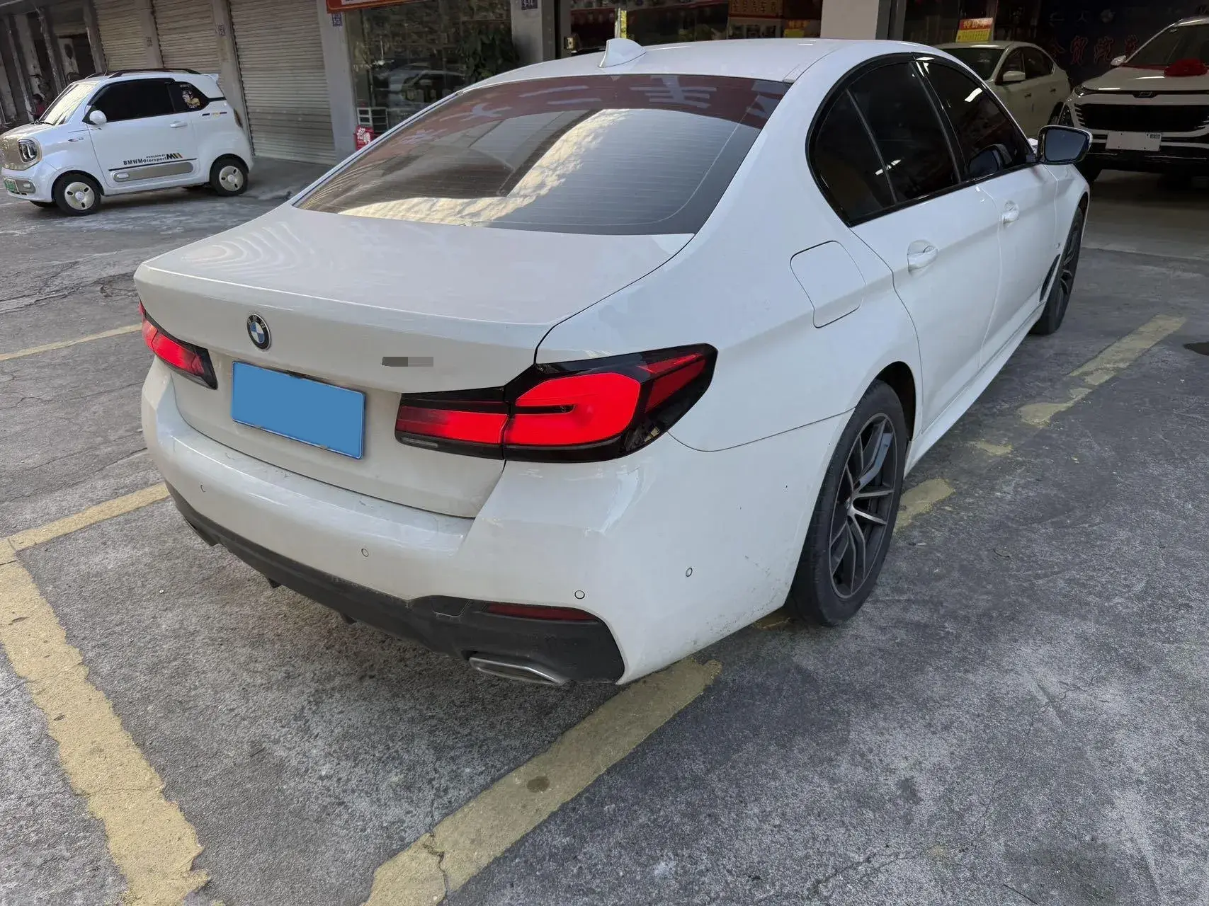 2022 BMW 5 thumbnail 4