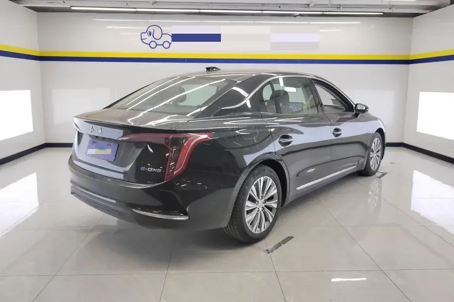 2022 HONGQI E-QM5 thumbnail 2