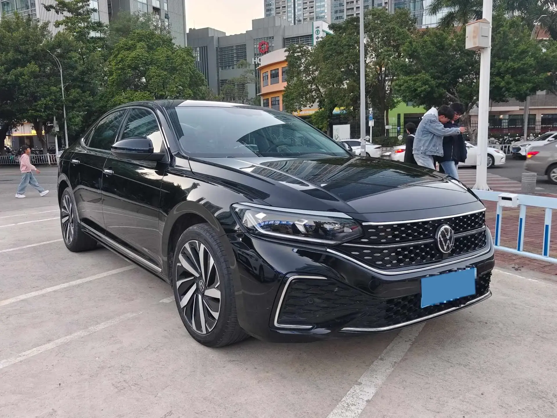 2022 VOLKSWAGEN PASSAT thumbnail 2