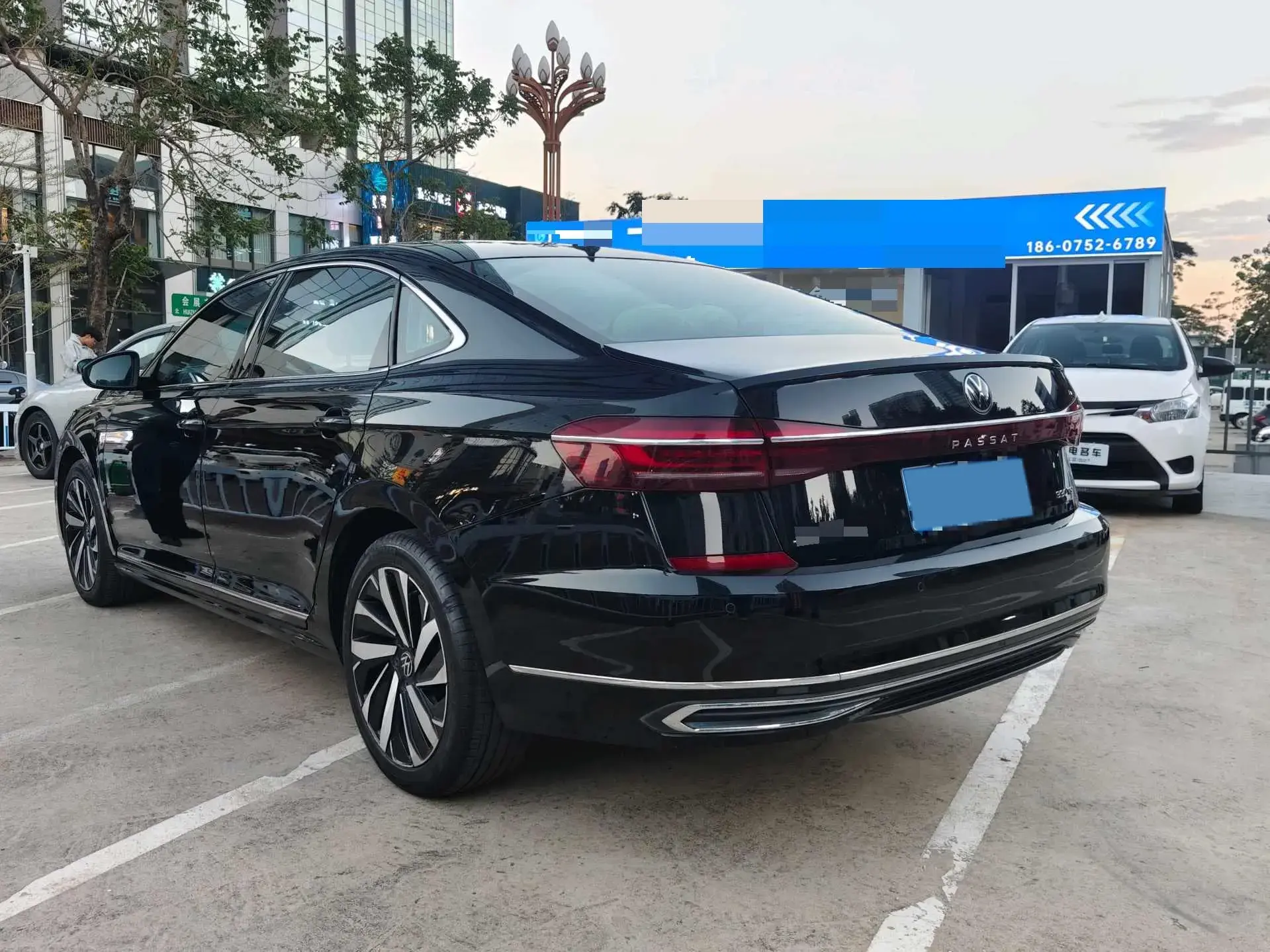 2022 VOLKSWAGEN PASSAT thumbnail 3