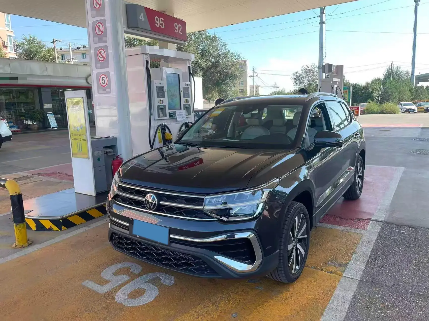 2023 VOLKSWAGEN THARU view 1