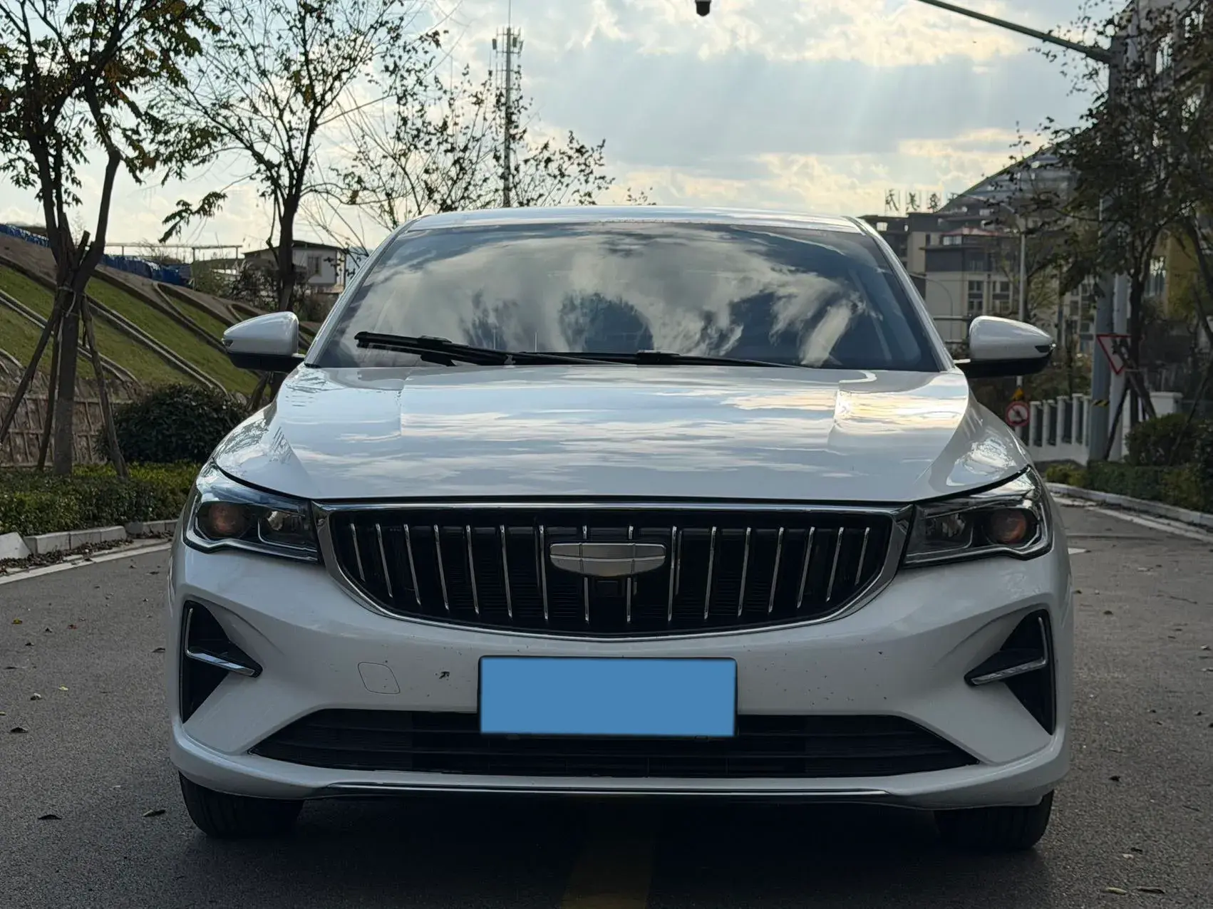 2025 GEELY EMGRAND thumbnail 2
