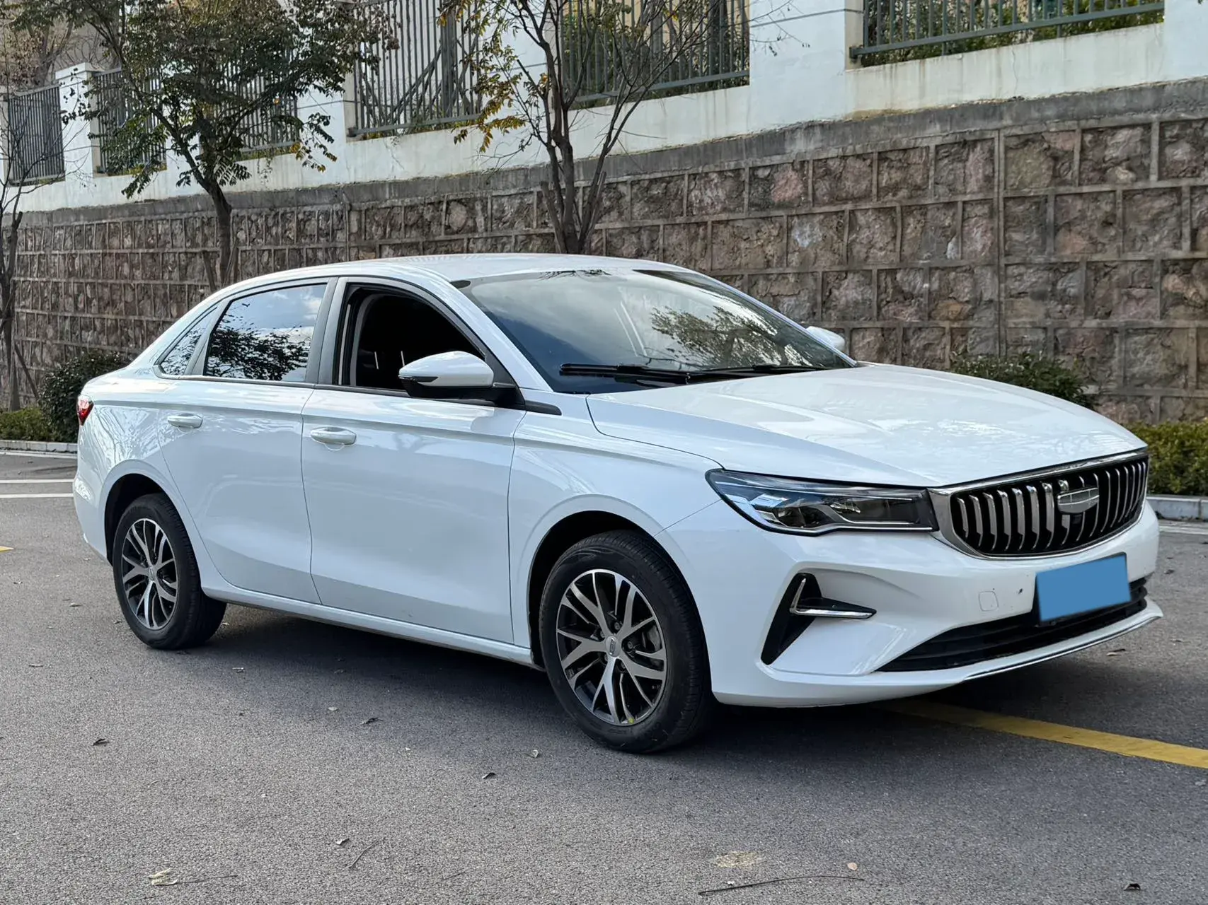 2025 GEELY EMGRAND thumbnail 3
