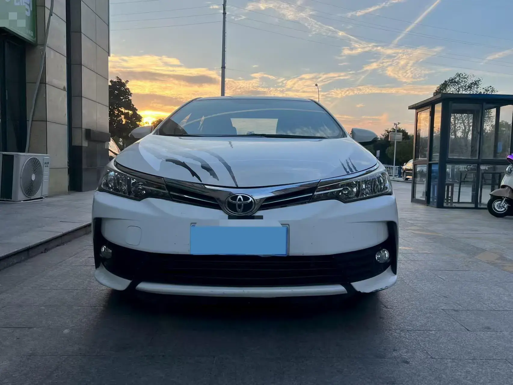 2018 TOYOTA COROLLA thumbnail 3