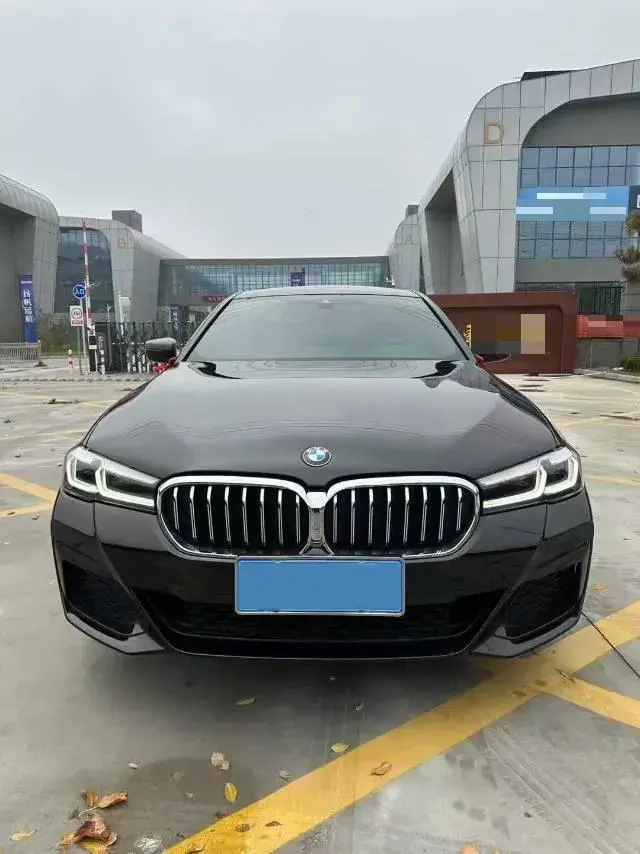 2023 BMW 5 thumbnail 2