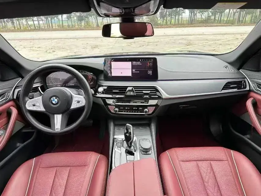 2023 BMW 5 thumbnail 4