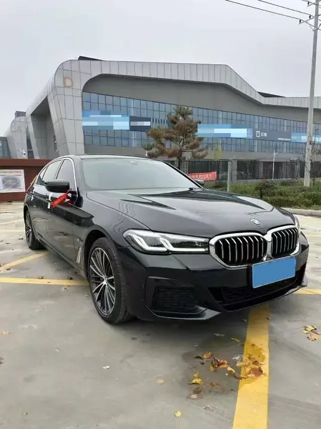 2023 BMW 5 thumbnail 3