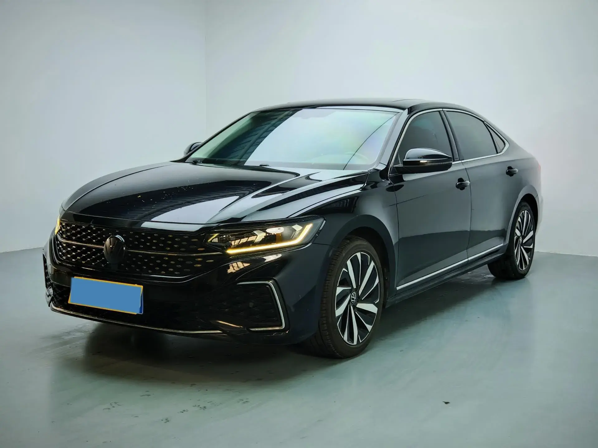 2022 VOLKSWAGEN PASSAT view 1