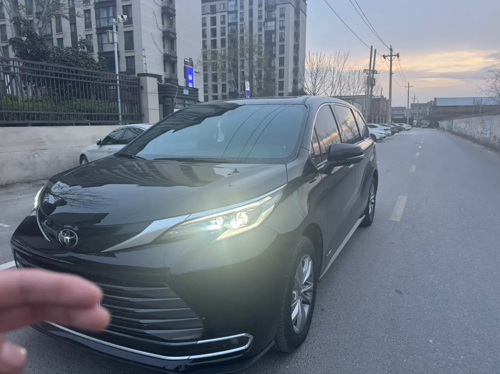 2024 TOYOTA SIENNA view 1