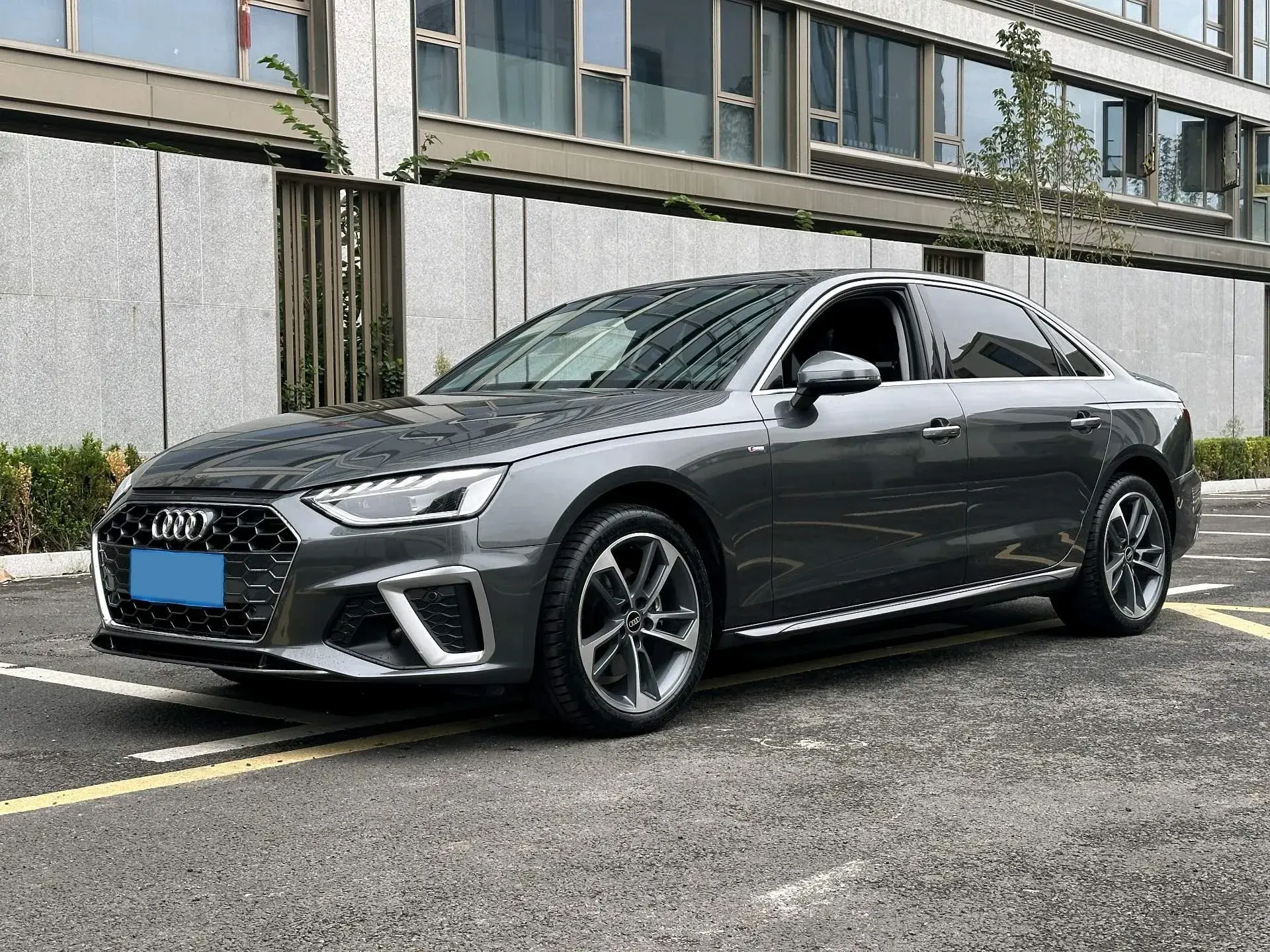 2023 AUDI A4L view 1