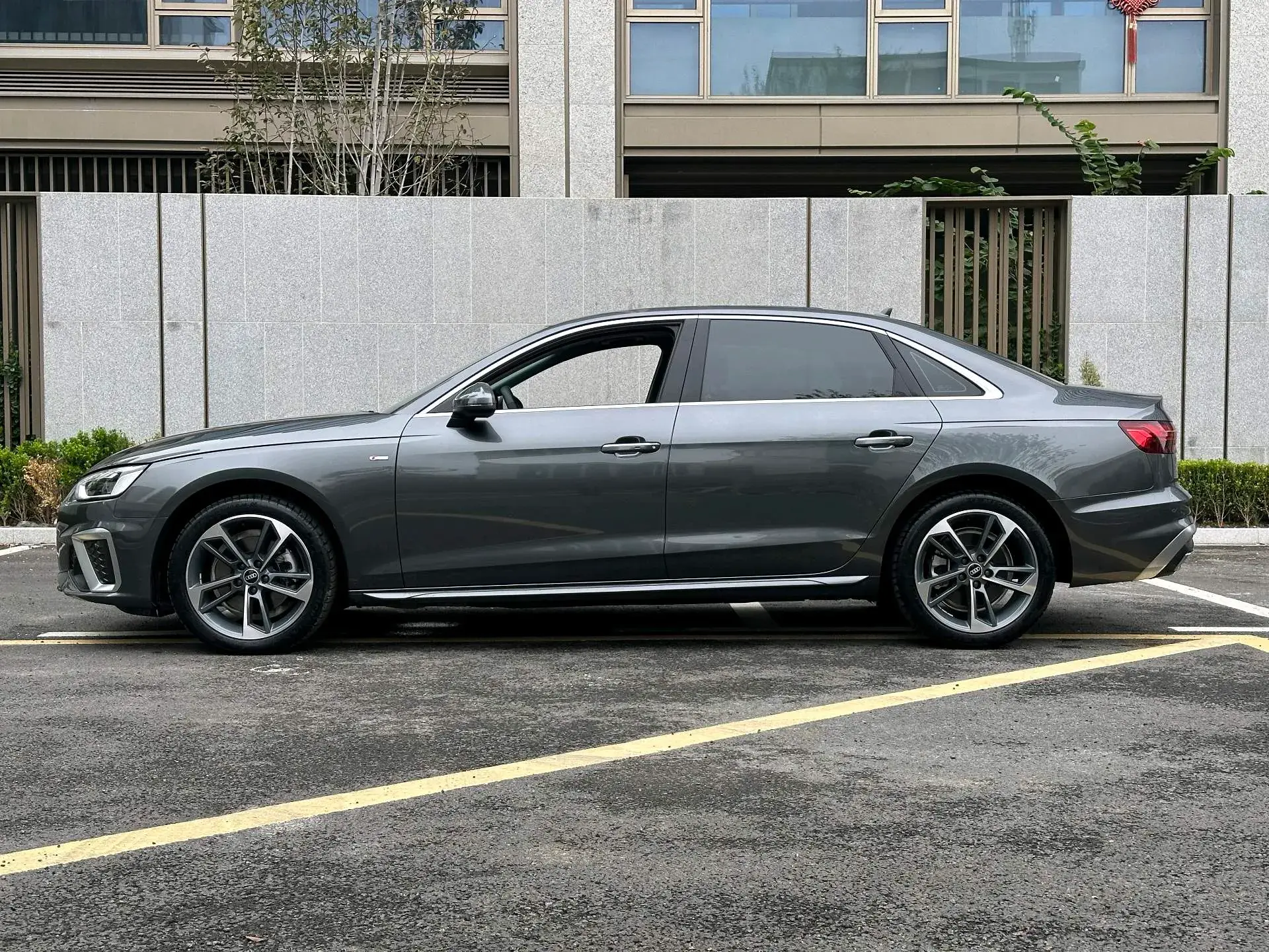 2023 AUDI A4L thumbnail 3