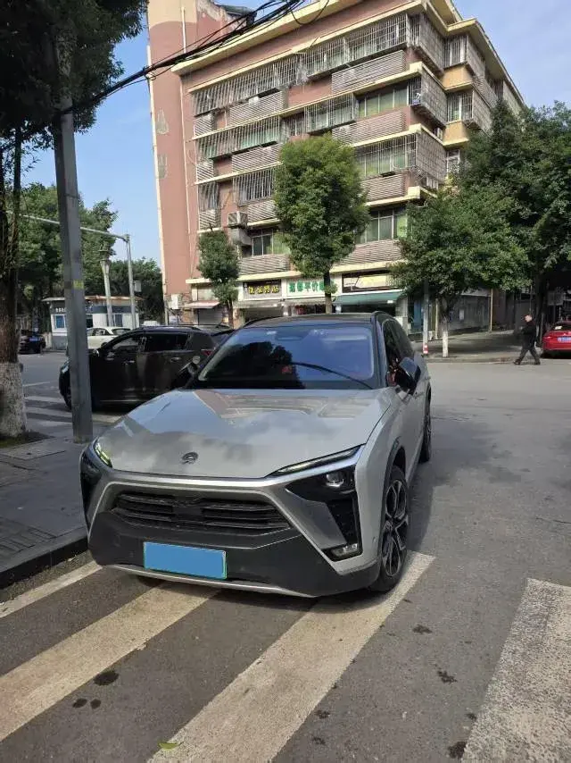 2020 NIO ES8 view 1