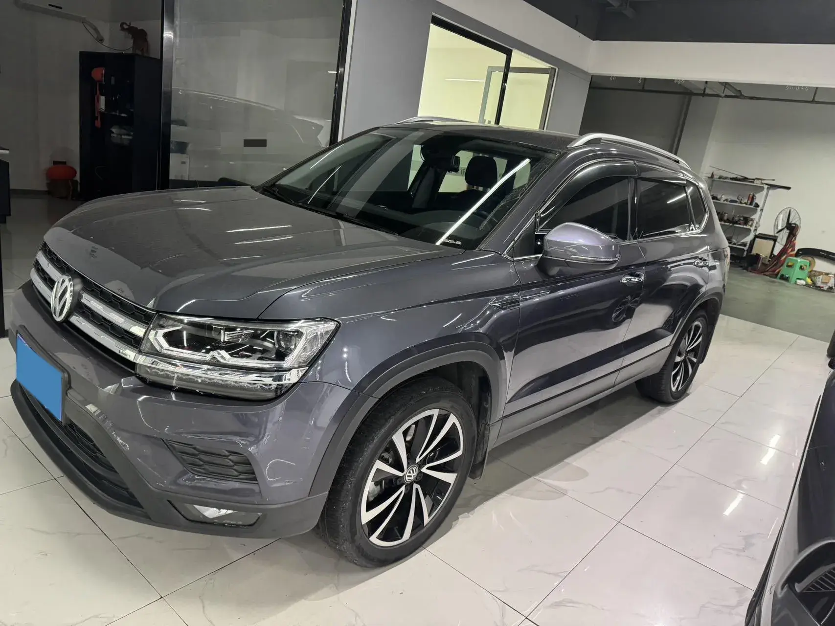 2019 VOLKSWAGEN THARU view 1