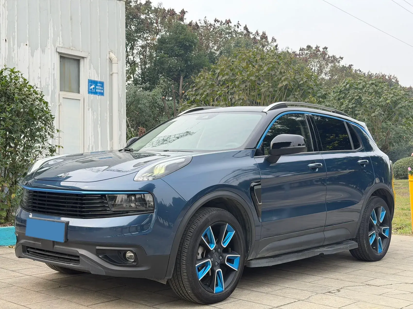 2018 LYNK&CO 01 view 1