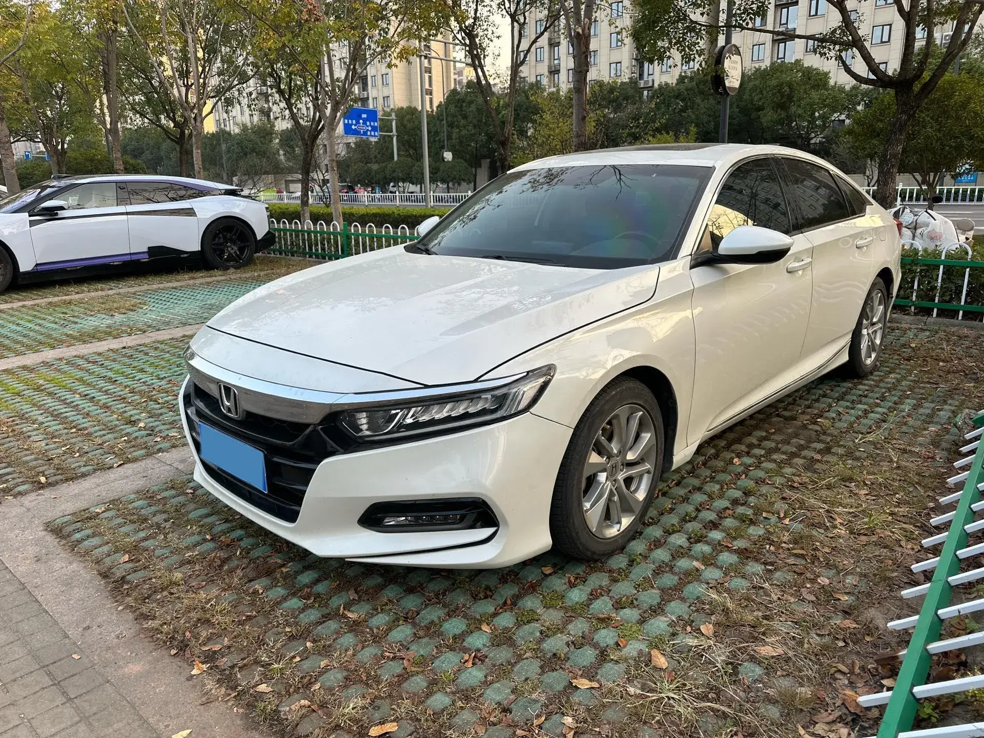 2018 HONDA ACCORD view 1