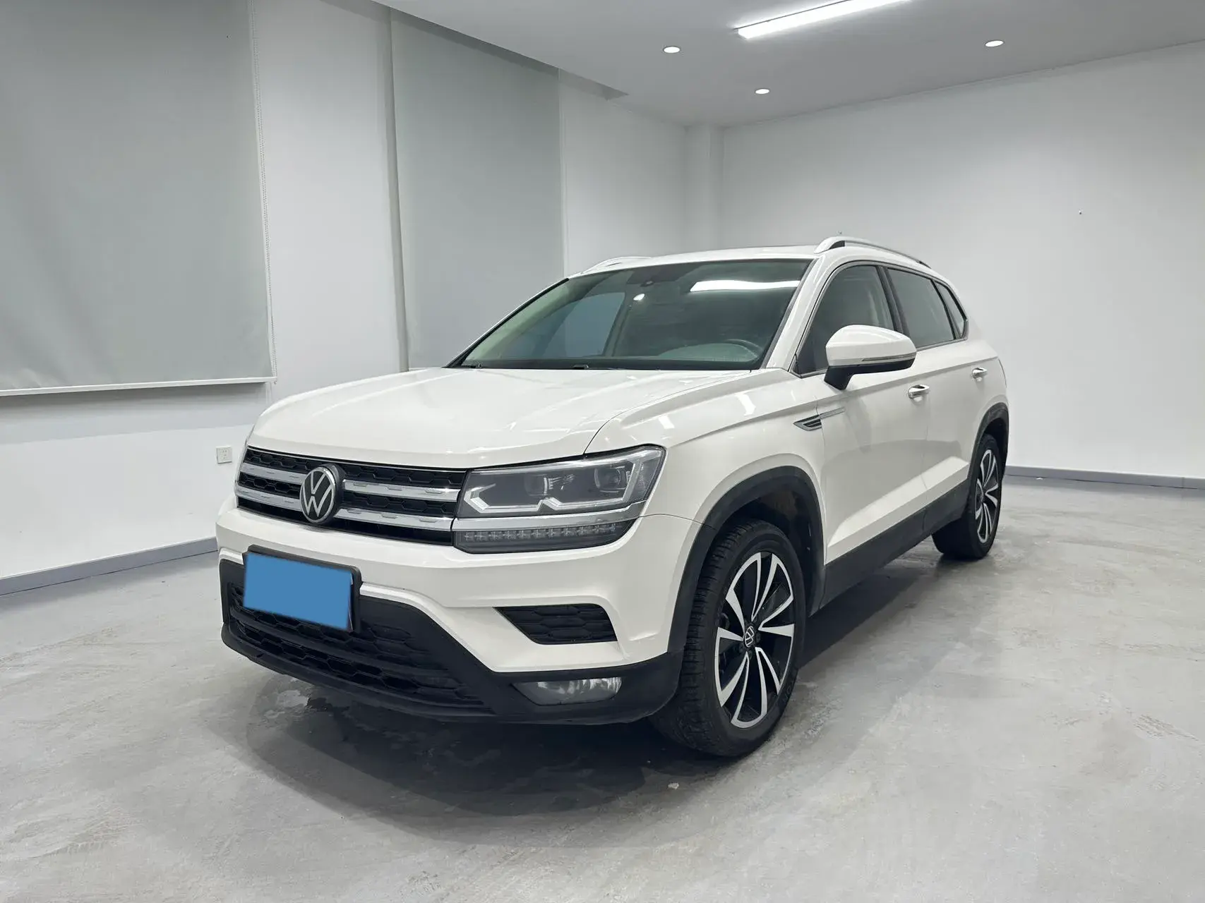 2022 VOLKSWAGEN THARU view 1