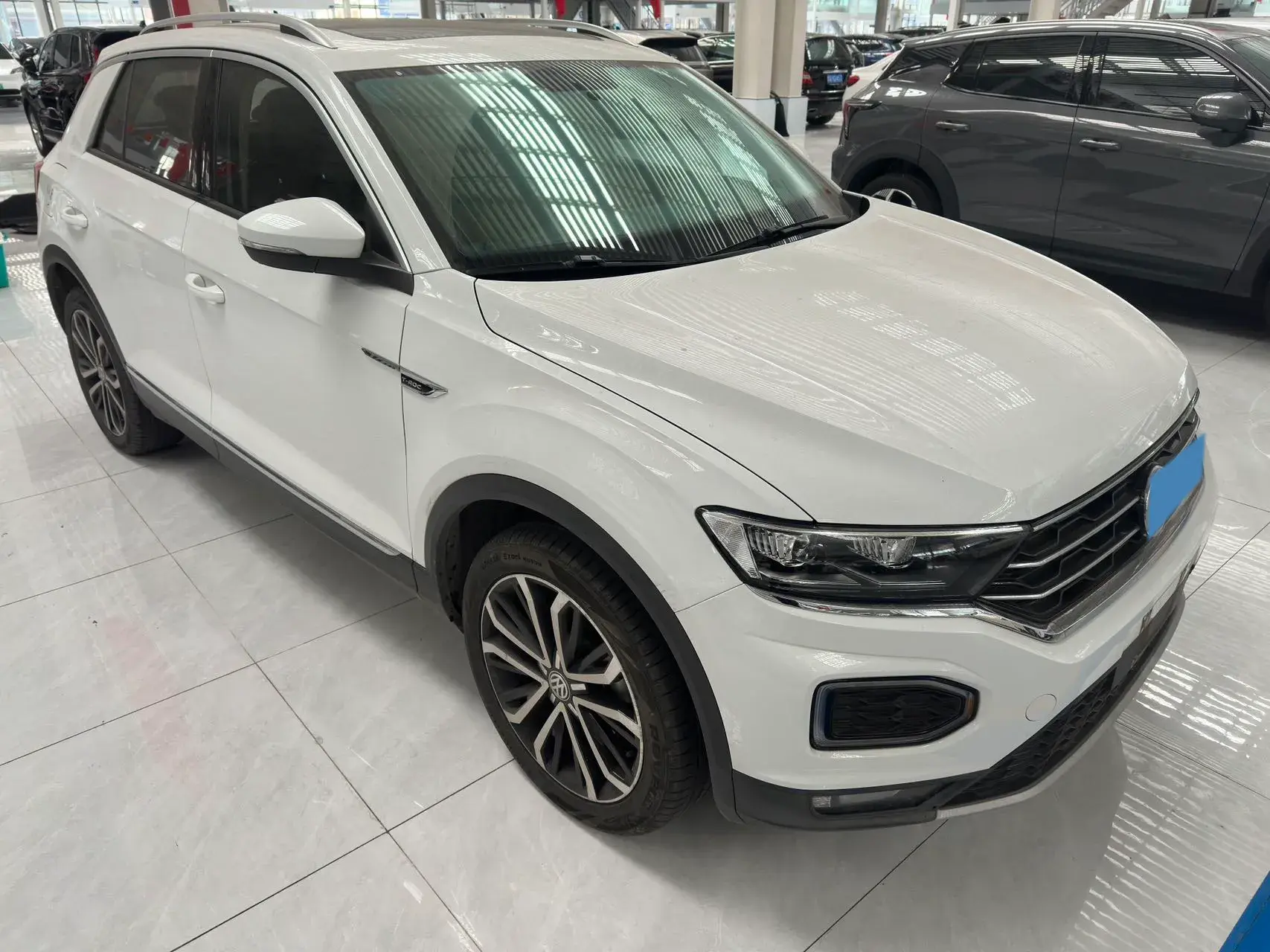 2019 VOLKSWAGEN T-ROC thumbnail 3