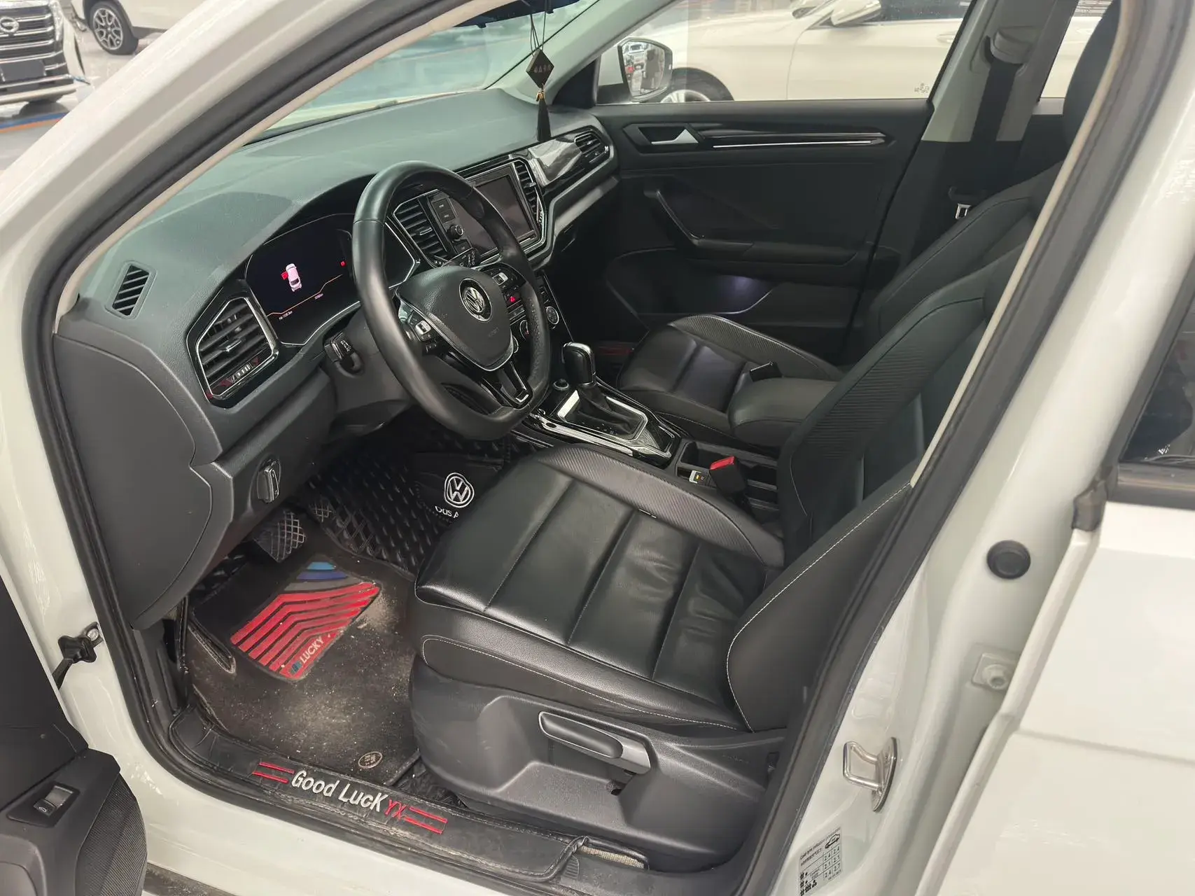 2019 VOLKSWAGEN T-ROC thumbnail 4