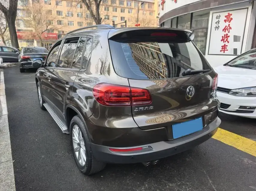 2017 VOLKSWAGEN TIGUAN thumbnail 3