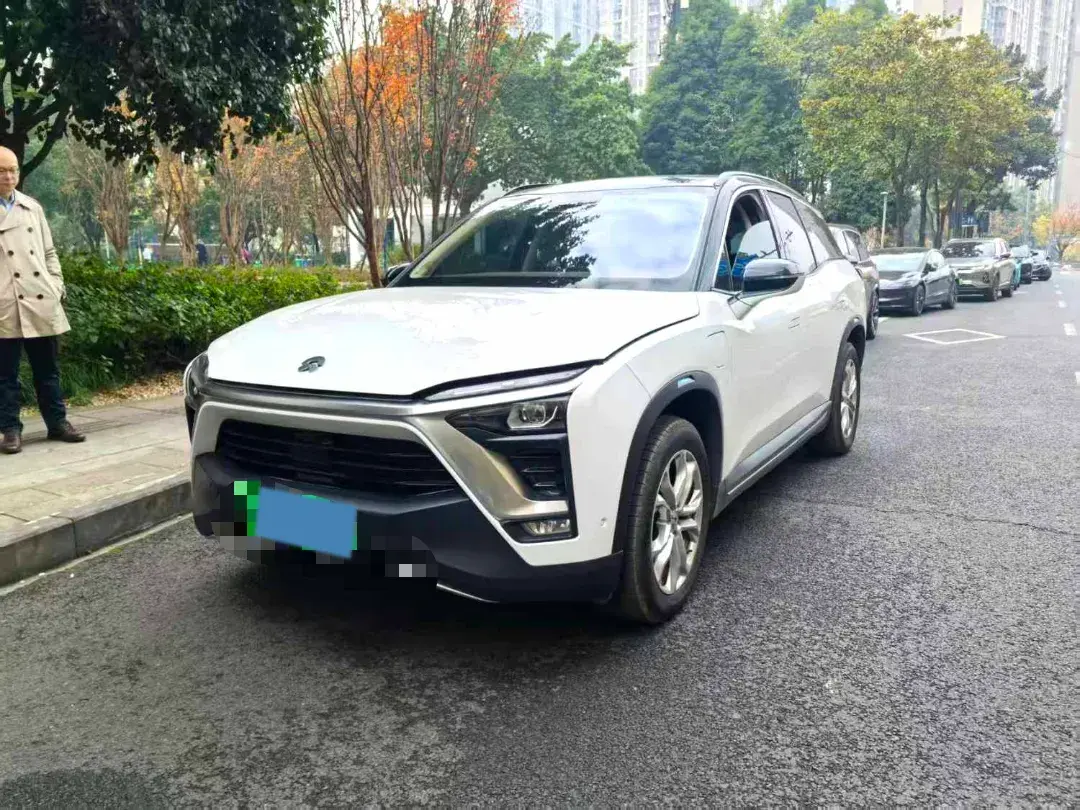 2018 NIO ES8 view 1