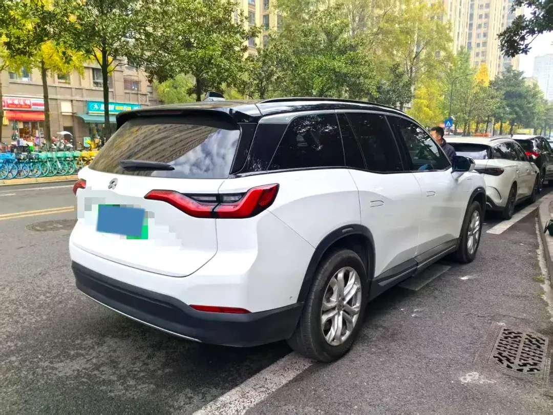 2018 NIO ES8 thumbnail 3