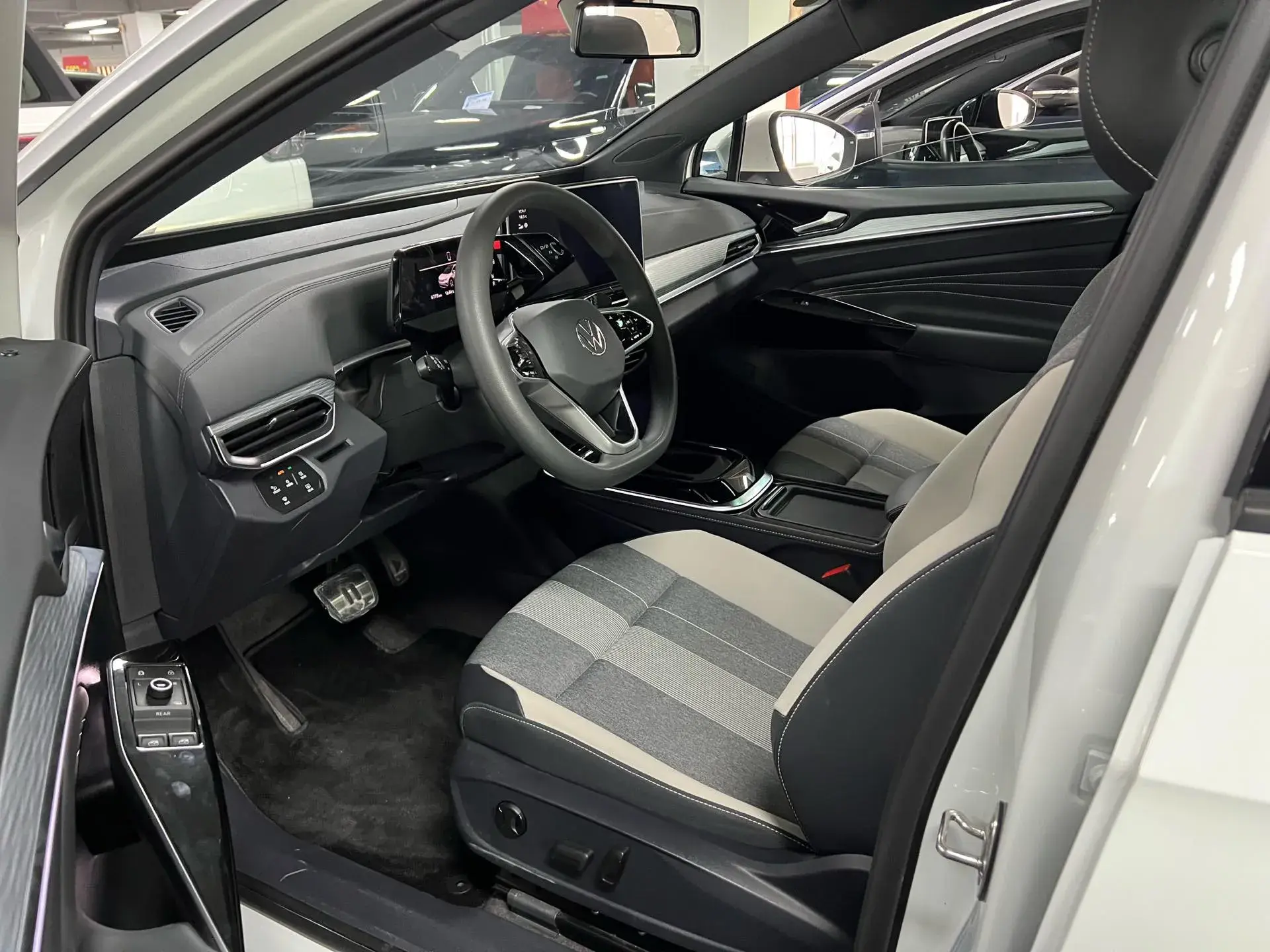 2024 VOLKSWAGEN ID.4 thumbnail 3