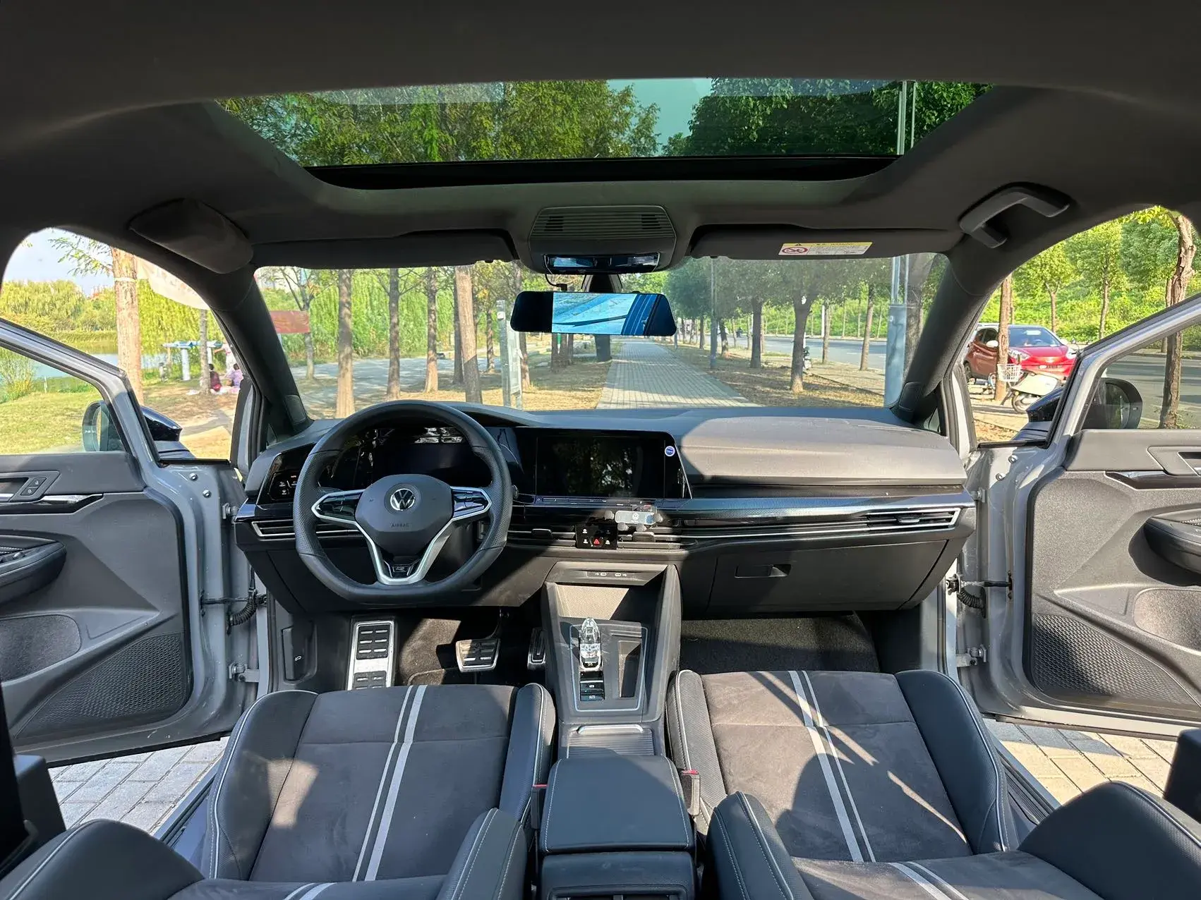 2023 VOLKSWAGEN GOLF thumbnail 4