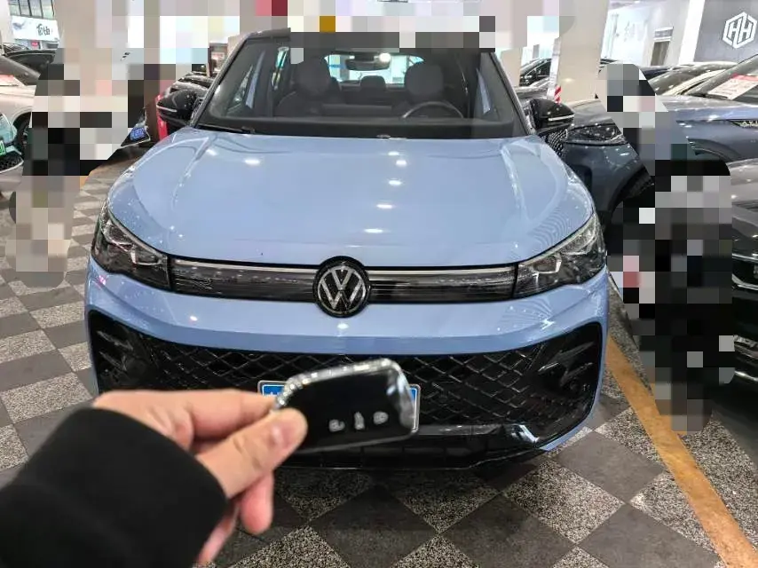 2024 VOLKSWAGEN TIGUAN thumbnail 3