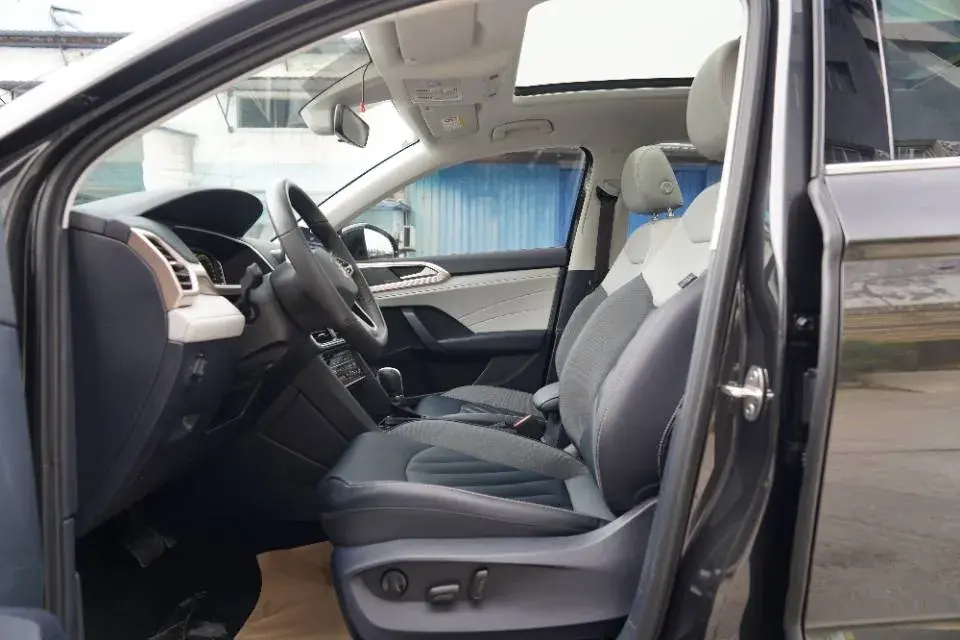 2023 VOLKSWAGEN THARU thumbnail 4