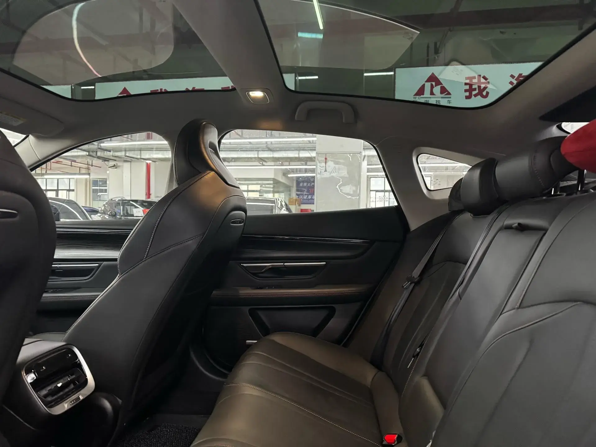 2022 XPENG P7 thumbnail 3