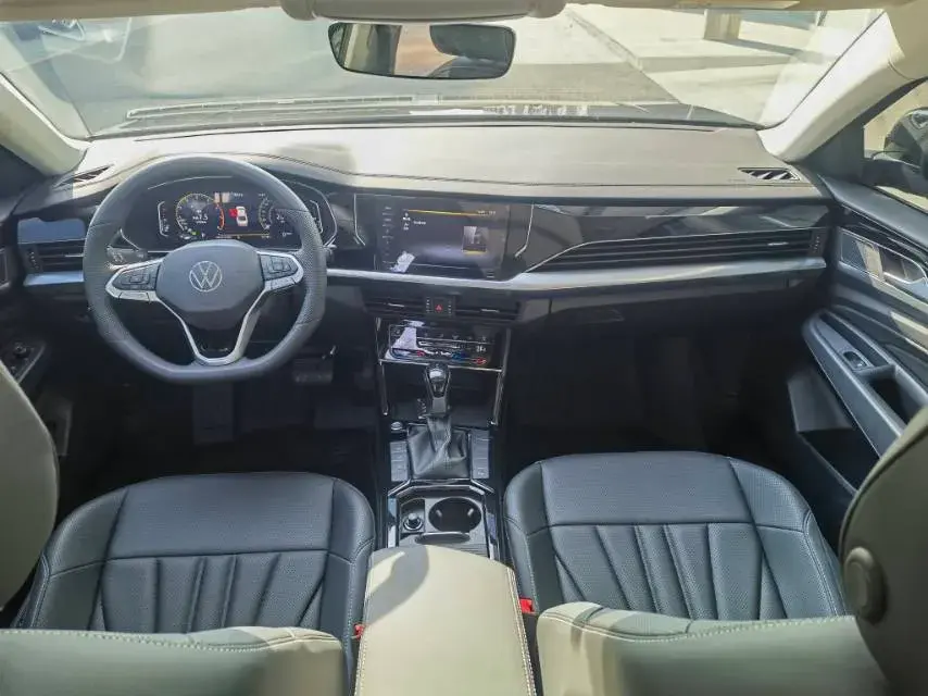 2025 VOLKSWAGEN PASSAT thumbnail 4