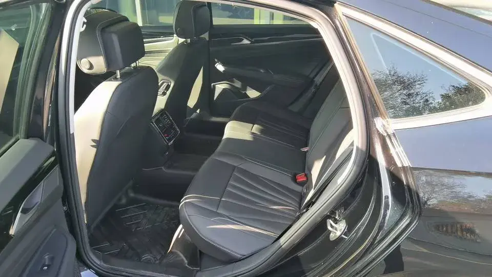 2025 VOLKSWAGEN PASSAT thumbnail 3