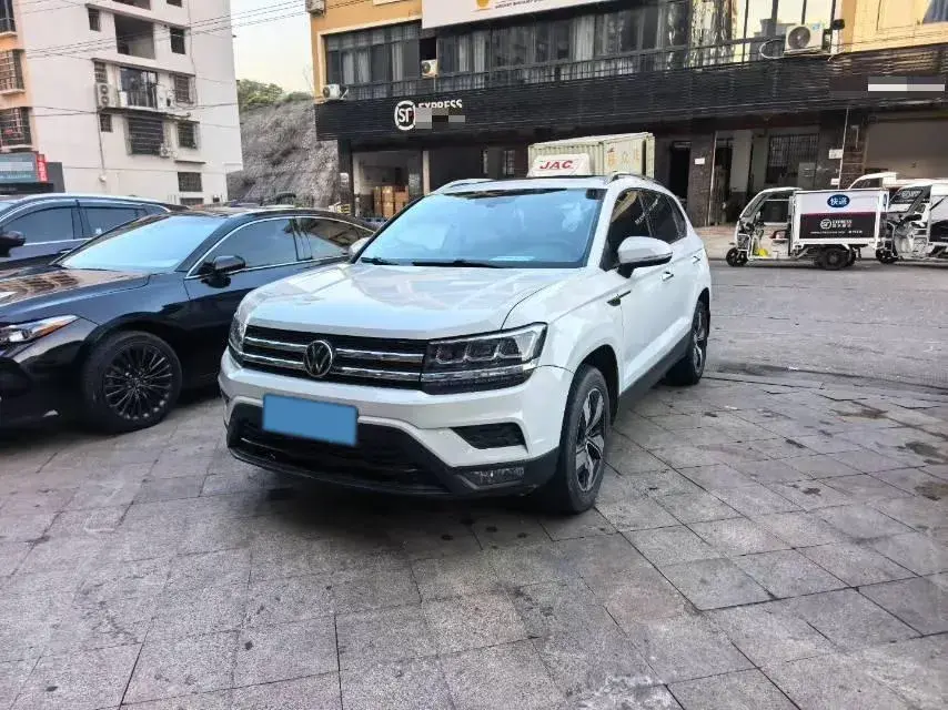 2021 VOLKSWAGEN THARU view 1