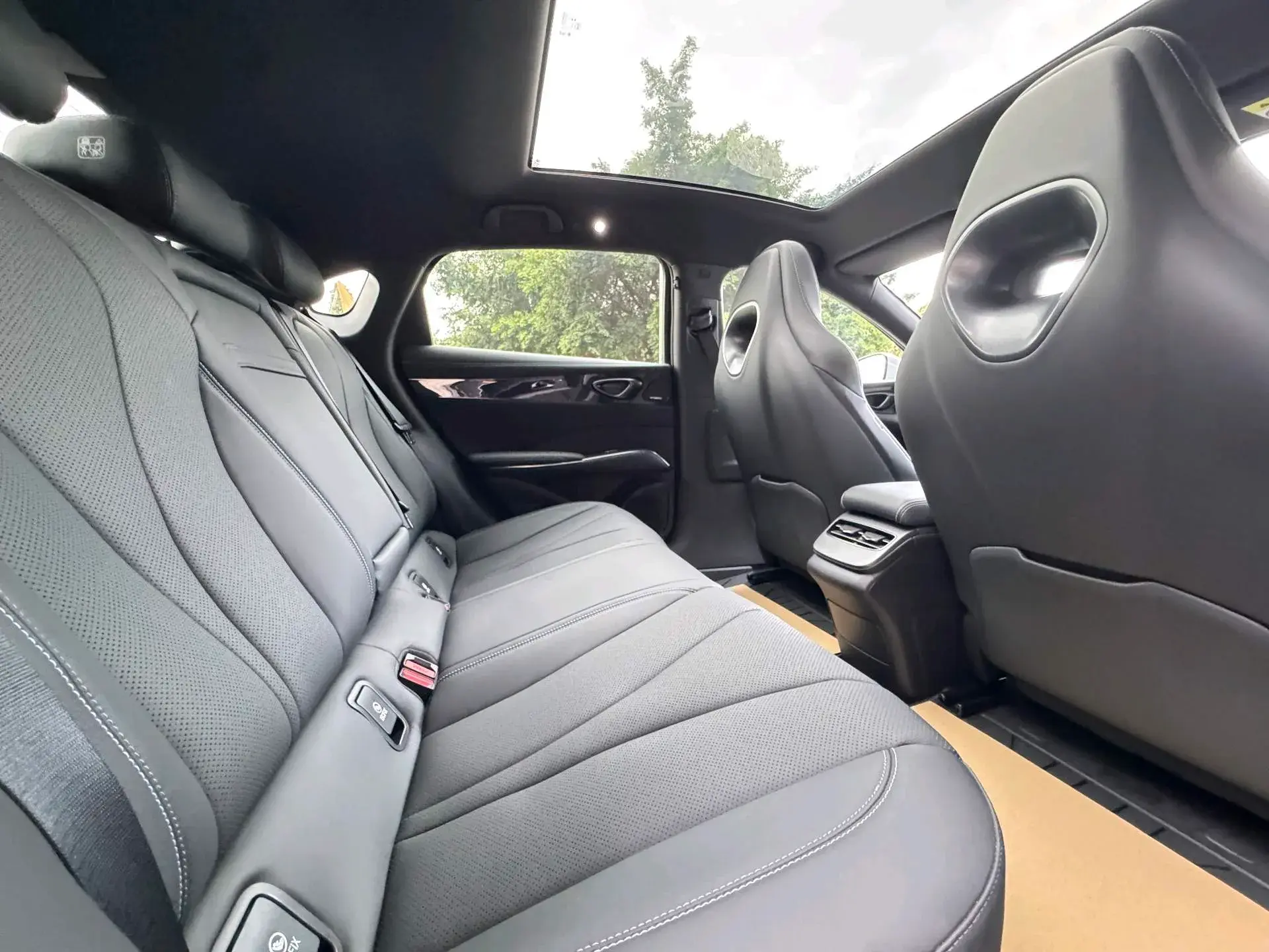 2025 BYD SEAL thumbnail 3