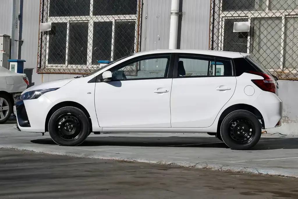 2021 TOYOTA YARIS thumbnail 4